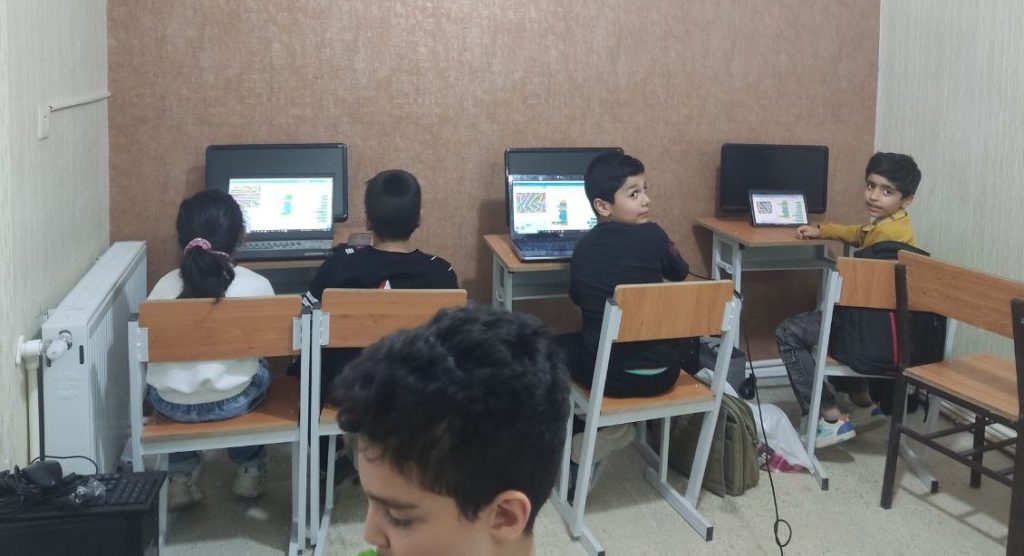 آموزش برنامه نویسی اسکرچ جونیور در اموزشگاهد پرشیا